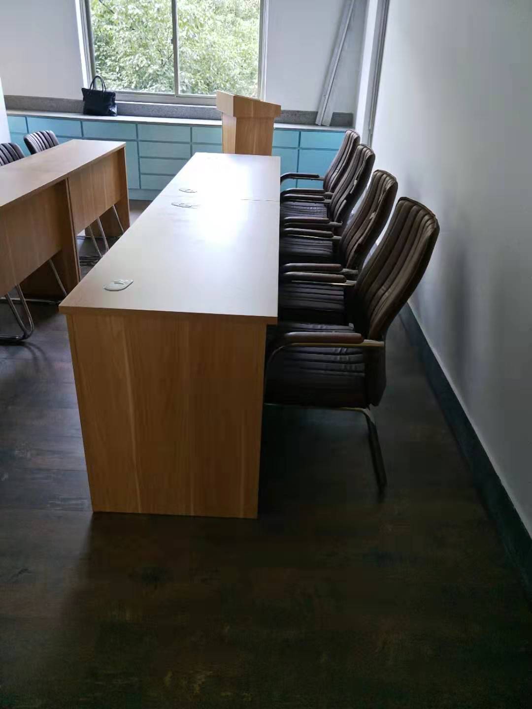 會(huì)議室開(kāi)會(huì)演講桌